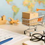 Carrinho de compras com caixa de papelão, miniaturas de navio e avião, calendário, caderno e óculos sobre mesa, representando planejamento de importação e logística internacional.